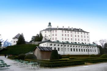 celkový pohled na zámek Ambras ( © Jan P. Štěpánek 03/2009)