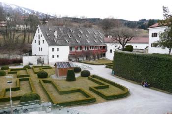 pohled z nástupní rampy do Horního zámku na francouzskou zahradu a budovy Dolního zámku ( © Jan P. Štěpánek 03/2009)