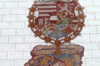 arcivévodský habsburský znak se slunečními hodinami ( © Jan P. Štěpánek 03/2009)