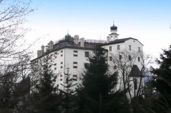 pohled na Horní zámek (hrad) od východu ( © Jan P. Štěpánek 03/2009)