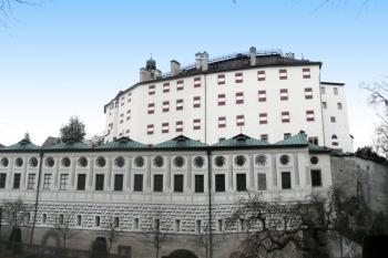 celkový pohled na Horní zámek se Španělským sálem na jeho úpatí od jihu ( © Jan P. Štěpánek 03/2009)