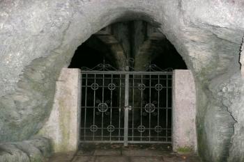 vstup do umělé jeskyně ( © Jan P. Štěpánek 03/2009)