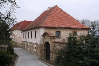 Bývalá fara, v pozadí tvrz ( © Ivan Grisa 03/2009)