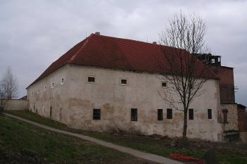 Západní a severní křídlo od bývalé fary ( © Ivan Grisa 03/2009)