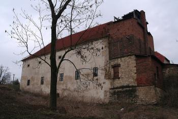 Západní křídlo z cesty k Chomutovce (od jihu) ( © Ivan Grisa 03/2009)