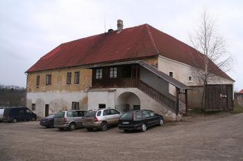 Východní a severní křídlo od vjezdu do dvora ( © Ivan Grisa 03/2009)