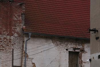 Detail dvorní fasády západního křídla se zbytky psaníček a zazděnou arkádou ( © Ivan Grisa 03/2009)