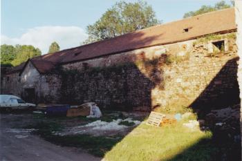 hospodářská budova východně od tvrze (© Lukáš Pechánek, 06/2006)