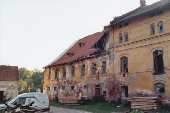 tvrz od severovýchodu (© Lukáš Pechánek, 06/2006)