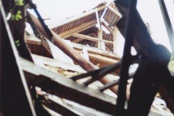 průhled propadlým krovem a stropem (© Lukáš Pechánek, 06/2006)