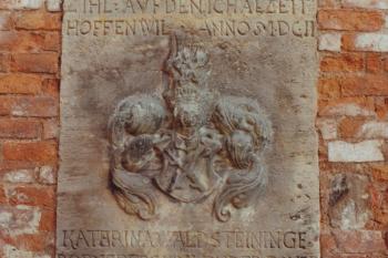detail pískovcové desky z roku 1602 umístěné druhotně na hospodářském stavení (© Lukáš Pechánek, 06/2006)