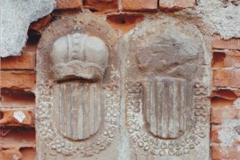 detail pískovcových článků umístěných na východní fasádě tvrze (© Lukáš Pechánek, 06/2006)