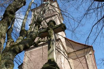 kříž před kostelem ( © Milan Caha 03/2009)
