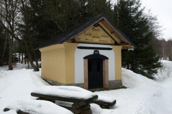 Ochranná kaple v lese u bývalých Sklenářovic ( © Milan Caha 03/2009)