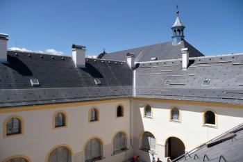 klášterní komplex se střechou kostela ( © Jan P. Štěpánek 07/2011)