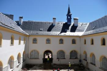 vstupní část nádvoří ( © Jan P. Štěpánek 07/2011)