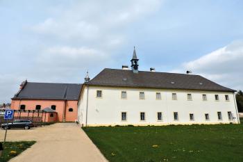 celkový pohled na klášter a kostel ( © Jan P. Štěpánek 05/2015)