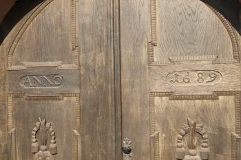 detail barokních vrat kostela ( © Milan Caha 03/2009)
