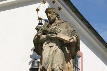 barokní socha sv. Jana Nepomuckého před kostelem ( © Milan Caha 03/2009)