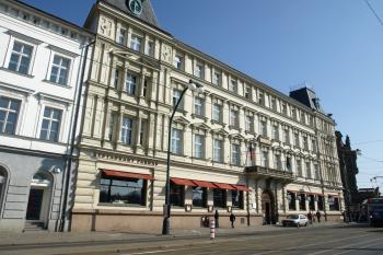 hlavní průčelí paláce ( © Milan Caha 04/2009)