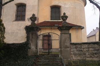Jižní brána na bývalý hřbitov a závěr kostela (© Ivan Grisa, 03/2009)