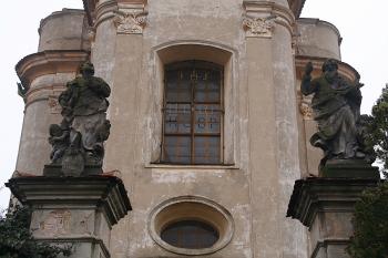 Hlavní brána na bývalý hřbitov se sochami patronů kostela (© Ivan Grisa, 03/2009)