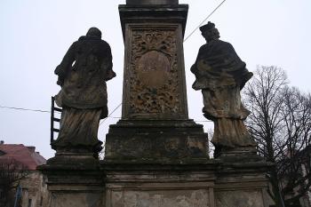 Zadní strana podstavce se zbytky nápisu v kartuši (© Ivan Grisa, 03/2009)