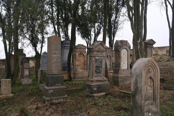 Náhrobky v západní části hřbitova (© Ivan Grisa, 03/2009)