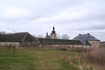 Kostel a fara od západu (© Ivan Grisa, 03/2009)