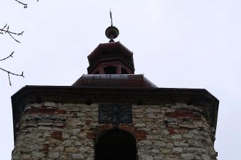 Zbytky plastické výzdoby a ciferník na severní stěně věže (© Ivan Grisa, 03/2009)