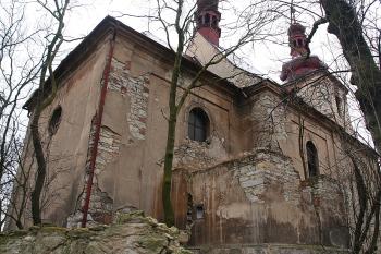 Severní stěna se zříceninou sakristie (© Ivan Grisa, 03/2009)