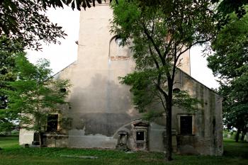 závěr kostela s přístavky sakristií po stranách (© Pavel Zany Komárek 4. 8. 2012)