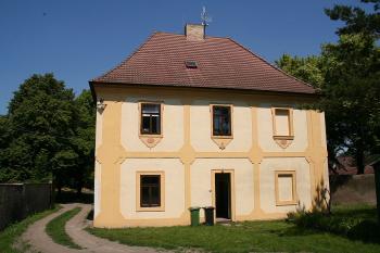 Bývalá fara, dnes sídlo obecního úřadu ( © Ivan Grisa 05/2009)