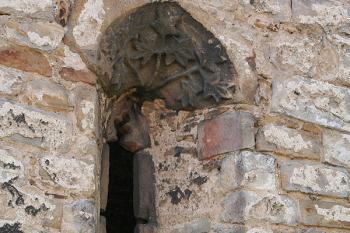 Osové okénko východní stěny presbytáře starého kostela ( © Ivan Grisa 05/2009)