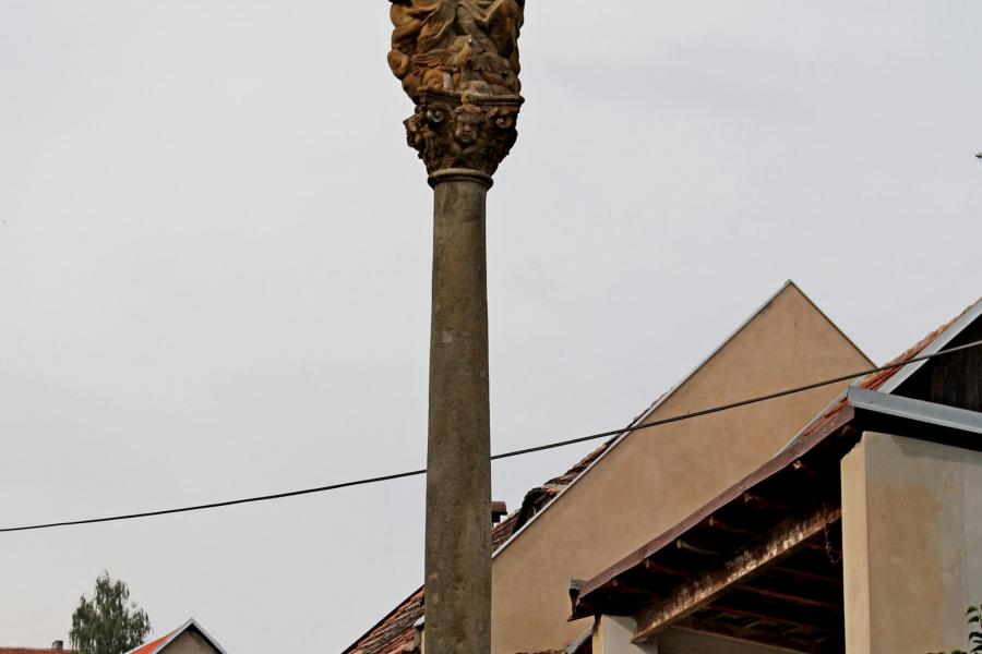 sloup se sousoším Nejsvětější Trojice (triumfální)