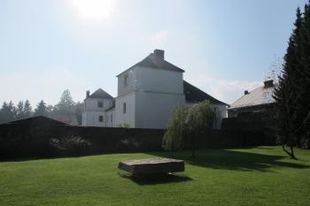 pohled přes hradby od severu (© D Dohňanský, 10/2017)