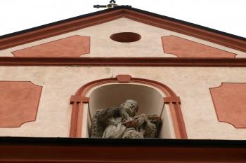 nika se sochou sv. Jana Nepomuckého v průčelí kostela ( © Milan Caha 03/2009)