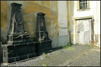 Hrobky před kostelem sv. Petra a Pavla (© Lenka Vacková, 05/2009)