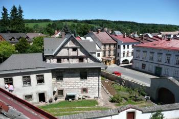 pohled na děkanství ze střech kostela ( © Jan P. Štěpánek 07/2011)