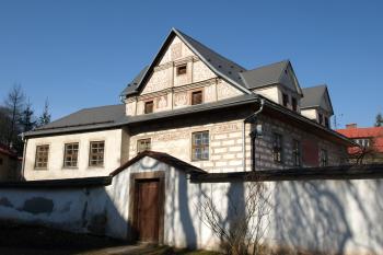 východní průčelí přes barokní kostelní zeď ( © Milan Caha 04/2009)