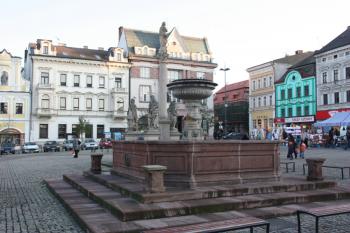 Kašna a sloup od západu ( © Ivan Grisa 12/2009)