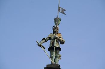 Rytíř na štítě  nové radnice ( © Ivan Grisa 04/2009)