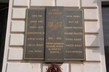 Pamětní deska padlých legionářů ( © Ivan Grisa 04/2009)