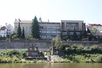 Radnice z lodi na hladině Labe ( © Ivan Grisa 08/2009)