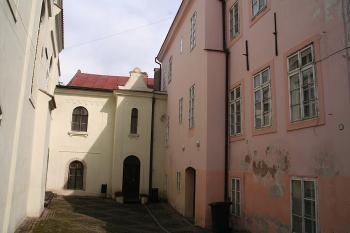 Dvorek před synagogou od jihu ( © Ivan Grisa 04/2009)