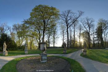 V parčíku před zámkem (© Jiří Čížek 04/2007)