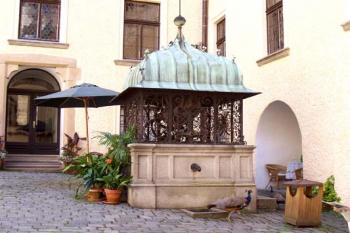 Nádvoří zámku (© Jana Nevřelova, 9/2006)