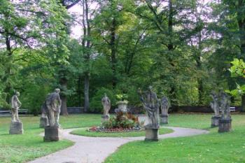 Park před zámkem u medvědů (© Dušan Lipár, 07/2008)