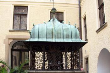 na nádvoří (© Nikola Mildová, 09/2008)