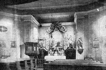 pohled do presbytáře na počátku 20. století (© Antonín Podlaha: Posvátná místa království Českého; Díl 1. Vikariáty: Českobrodský, Černokostelecký, Mnichovický a Prosecký, Dědictví sv. Jana Nepomuckého, Praha 1907)